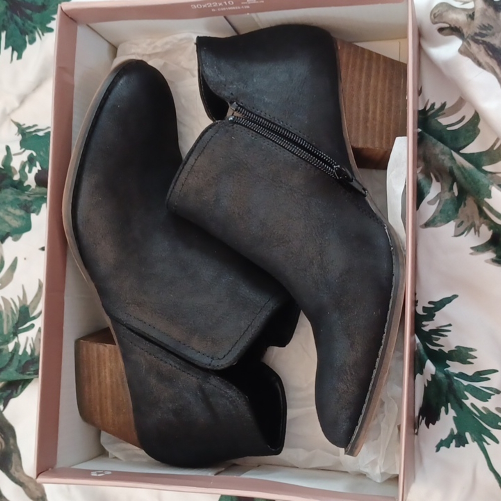 Fergie Ankle Boots 9.5 Women's black suede